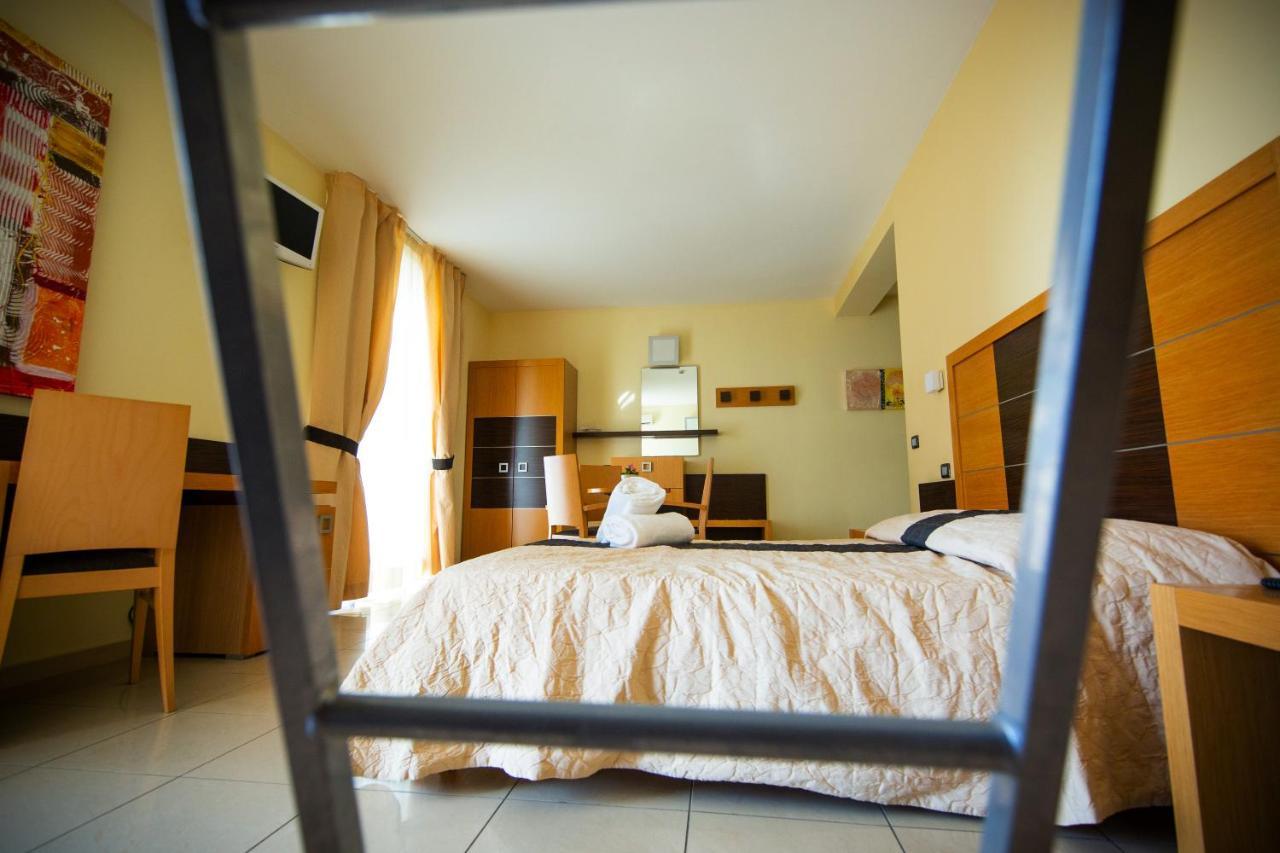 Ticho'S Greenblu Hotel كاستيلانيتا مارينا المظهر الخارجي الصورة