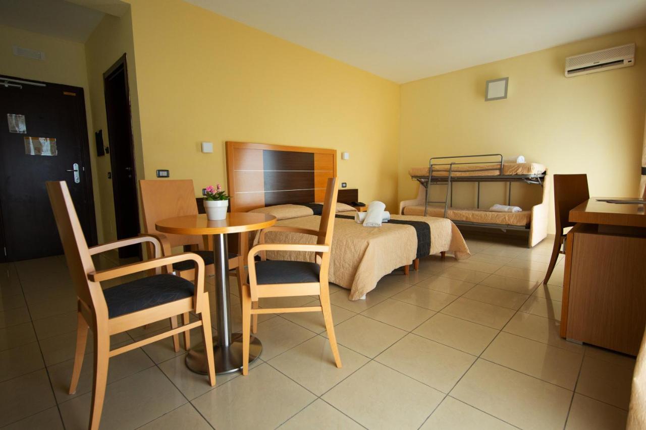 Ticho'S Greenblu Hotel كاستيلانيتا مارينا المظهر الخارجي الصورة