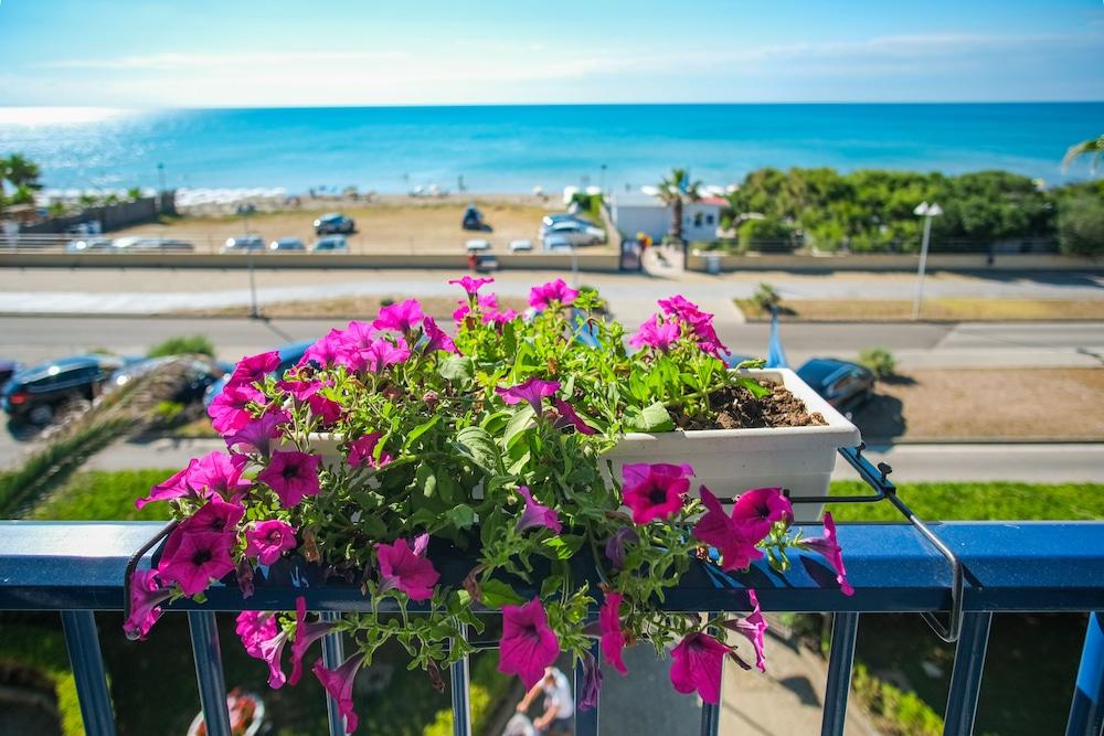 Ticho'S Greenblu Hotel كاستيلانيتا مارينا المظهر الخارجي الصورة