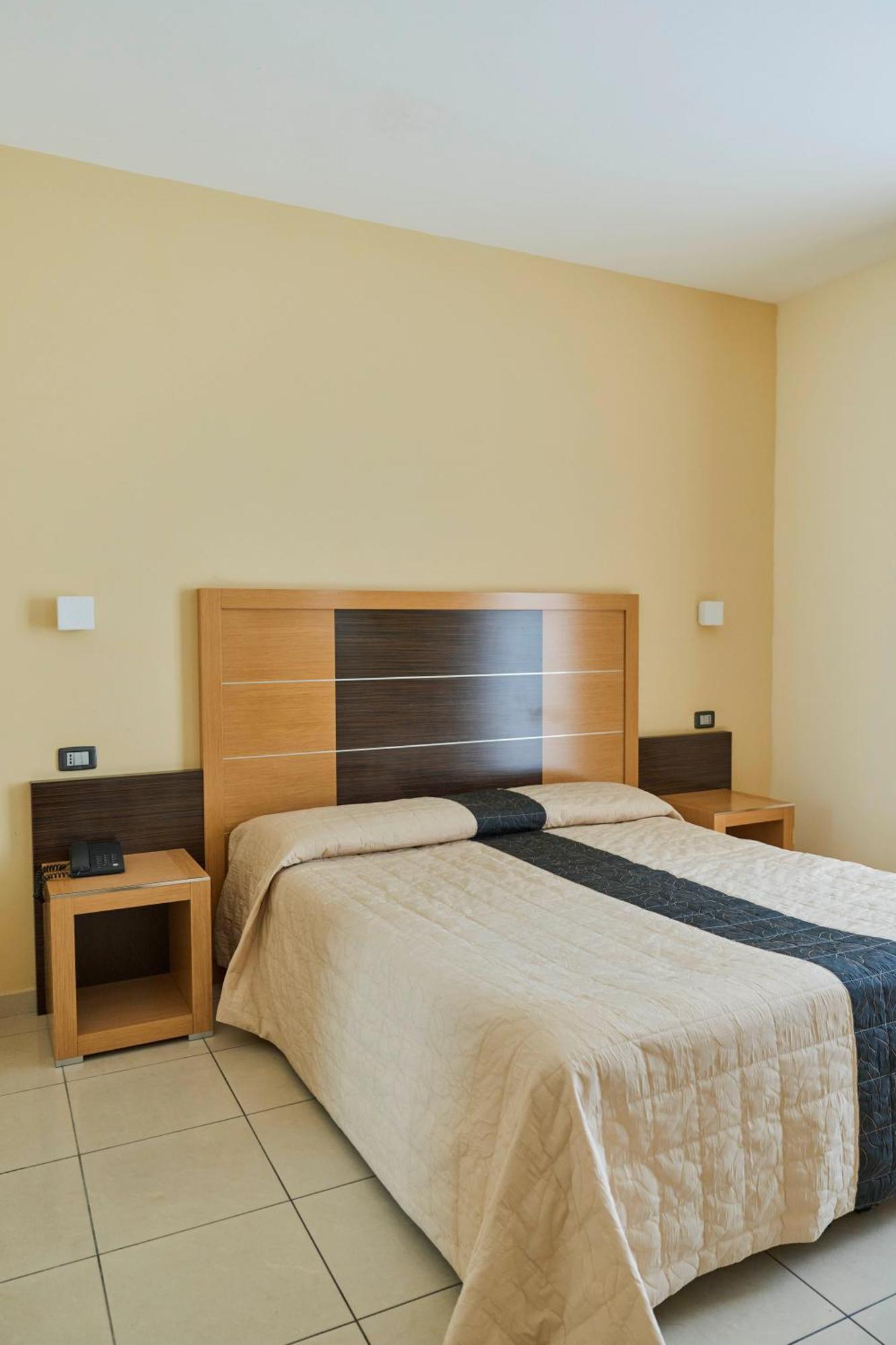 Ticho'S Greenblu Hotel كاستيلانيتا مارينا المظهر الخارجي الصورة
