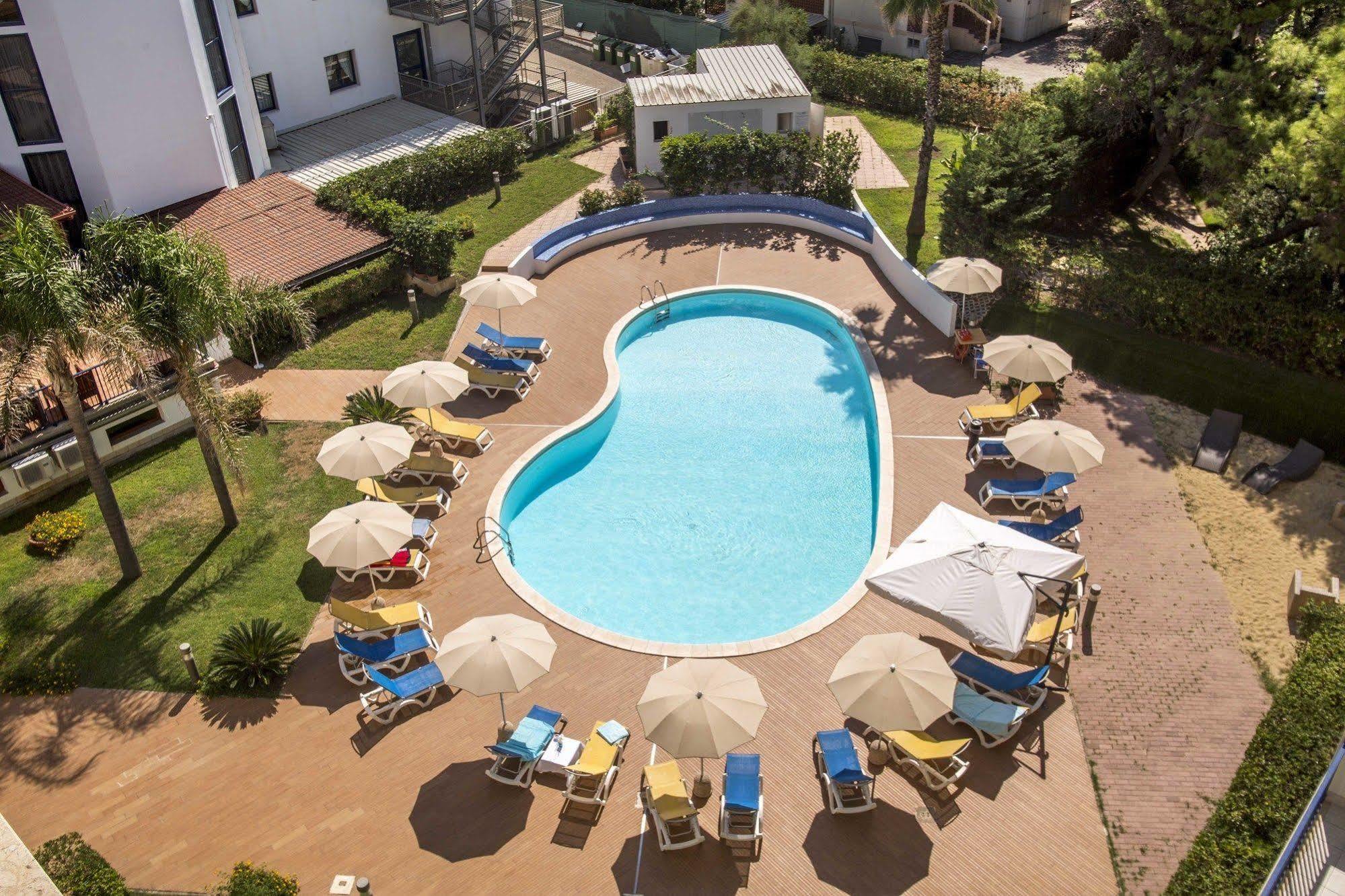 Ticho'S Greenblu Hotel كاستيلانيتا مارينا المظهر الخارجي الصورة